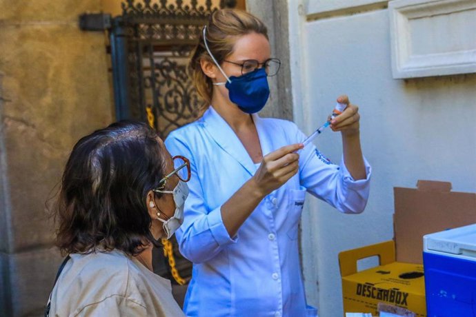 Basileños vacunandose contra el coronavirus durante la campaña de abril