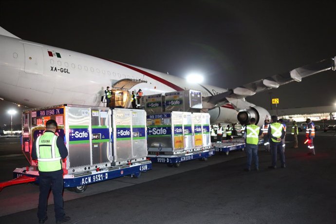 HANDOUT - 28 March 2021, Mexico, Mexiko-Stadt: Workers unload the first shipment of a loan of 2.7 million doses of AstraZeneca's COVID-19 vaccine from the United States, at Mexico City International Airport. Photo: -/Presidencia Mexico/dpa - ATTENTION: 