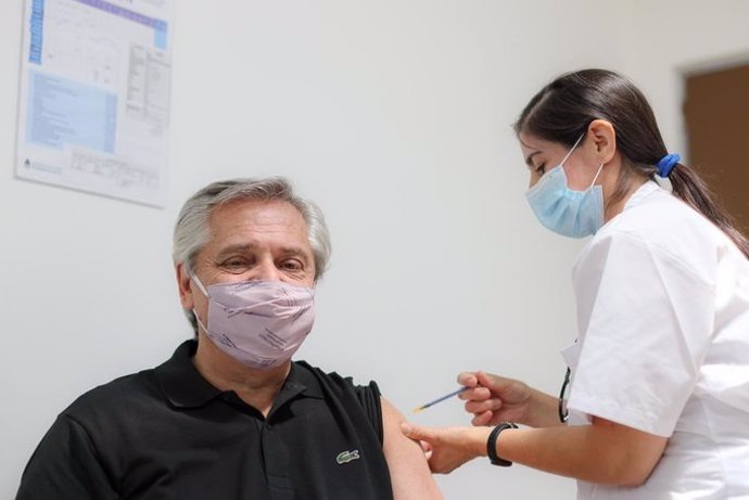 Archivo - El presidente de Argentina, Alberto Fernández, recibe la primera dosis de la vacuna rusa contra la COVID-19.