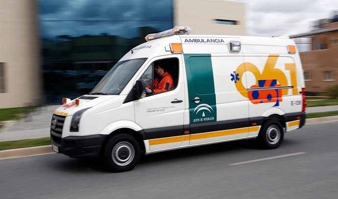 Archivo - Ambulancia en una imagen de archivo