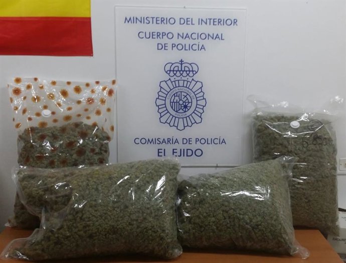 Policía Nacional arresta en El Ejido (Almería)a dos personas mientras estaban llevando a cabo un pase de droga y se intervienen 29 kilos de cogollos de marihuana