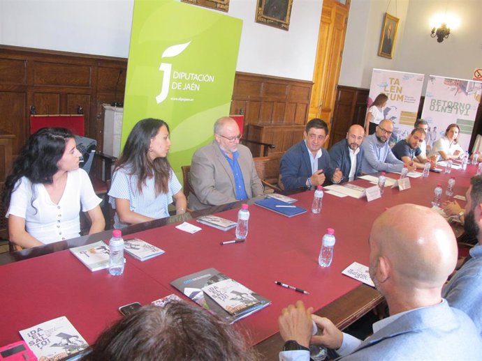 Archivo - Recepción jóvenes con becas Talentium/Archivo