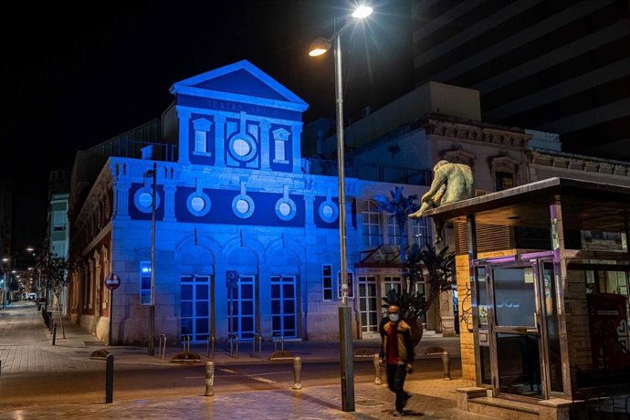 Teatro Apolo iluminado por el Día Mundial del Autismo.