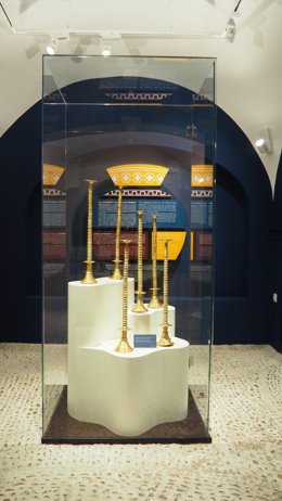 Réplica expuesta en Lebrija de los famosos "candelabros" descubiertos en 1923