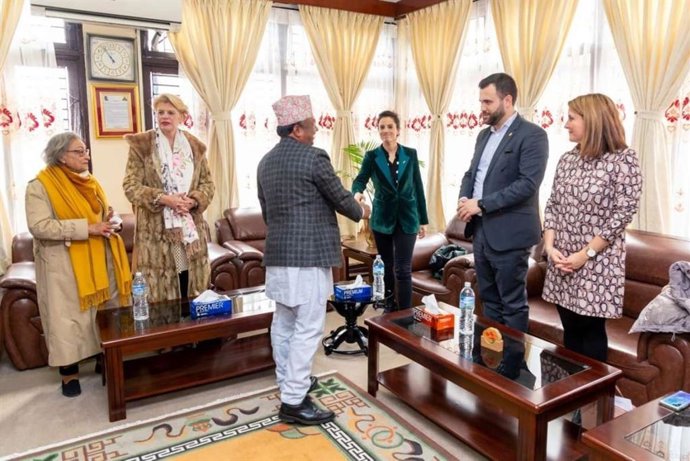 Archivo - Firma del acuerdo para la construcción de un centro budista en Cáceres, en una imagen de archivo.