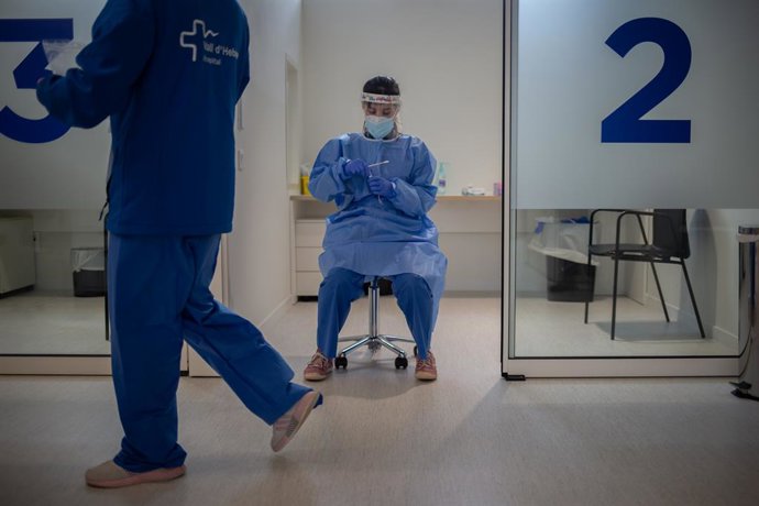 Archivo - Arxiu - Una professional sanitria sosté mostres de proves PCR a l'edifici Garbí-Vall d'Hebron, a Barcelona, Catalunya.
