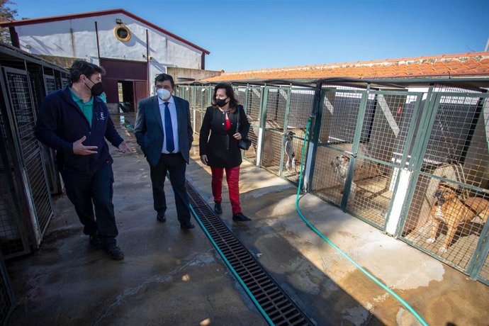 El alcalde visita el Centro Municipal de Acogida de Animales.