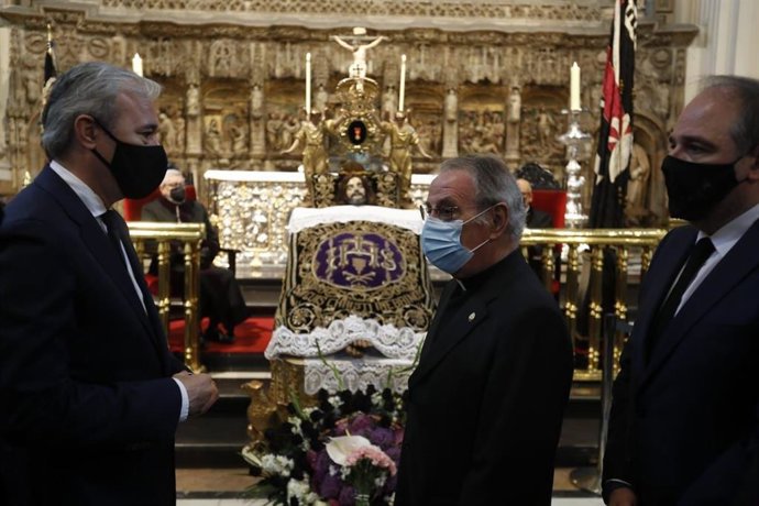 Azcón visita la imagen del Santísimo Cristo de la Cama en el Pilar y la iglesia del Sagrado Corazón.