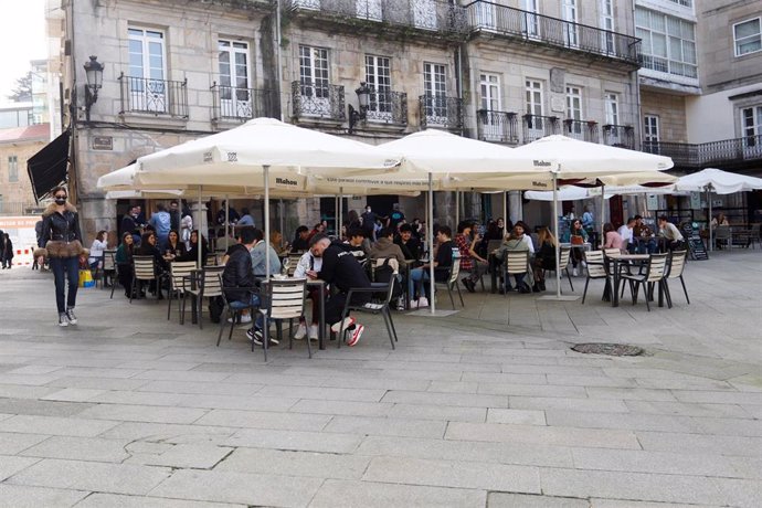 Archivo - Varias personas en la terraza de un restaurante durante el primer día de la apertura parcial de la hostelería en Vigo, Pontevedra, Galicia (España), a 26 de febrero de 2021.