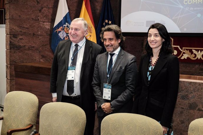 Archivo - El presidente del Parlamento de Canarias, Gustavo Matos, junto a la presidenta del Senado, Pilar Llop