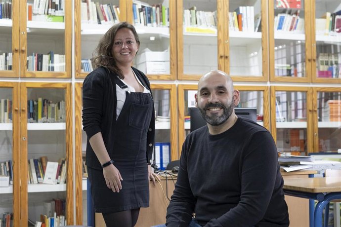 Álvaro Checa y Rosario Alcázar, en la biblioteca del IES Punta del Verde.