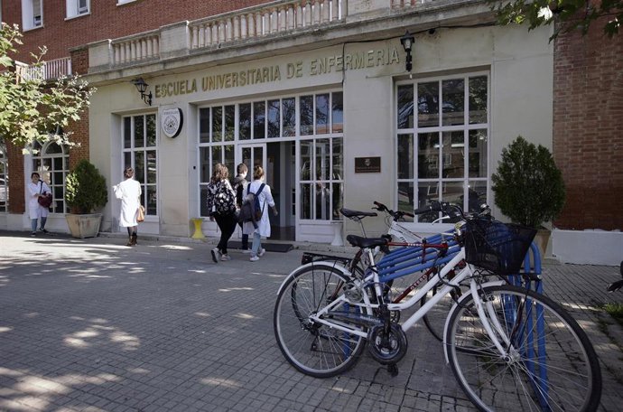 Entrada de la Escuela Universitaria de Enfermería 'Doctor Dacio Crespo'.