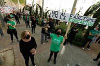 Varios centenares de personas muestran su rechazo a que Educación y Cultura "caiga en manos del fascismo"