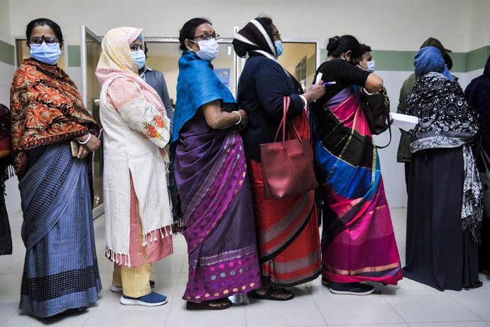 Archivo - Mujeres esperan a vacunarse contra el coronavirus en Bangladesh