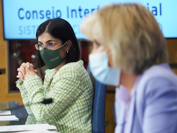 La ministra de Sanidad, Carolina Darias (i), comparece con la consejera de Sanidad, Verónica Casado, en una rueda de prensa, en Valladolid, Castilla y León (España), a 31 de marzo de 2021.