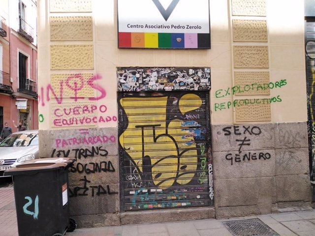 Amanece vandalizada la sede de COGAM con pintadas contra la Ley Trans: "Cuerpo equivocado=Patriarcado"