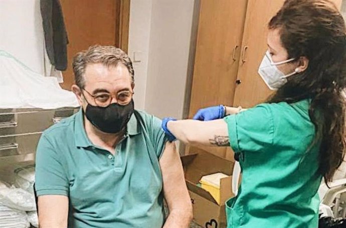 El consejero de Sanidad, Jesús Fernándes Sanz, recibe la vacuna contra el coronavirus