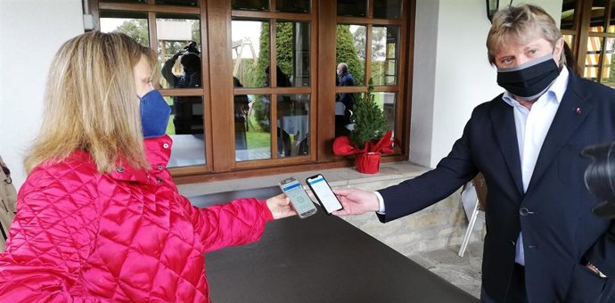 Ana Beriáin, presidenta de la Asociación de Hostelería y Turismo de Navarra, muestra una aplicación que informa del nivel de CO2 en el interior de un establecimiento