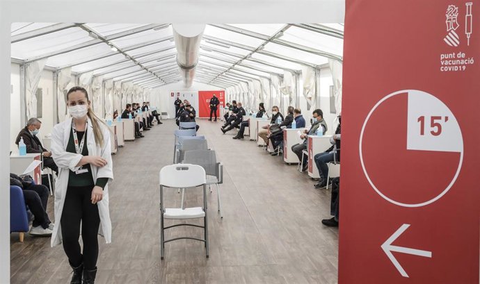 Punto de vacunación del hospital de campaña de La Fe