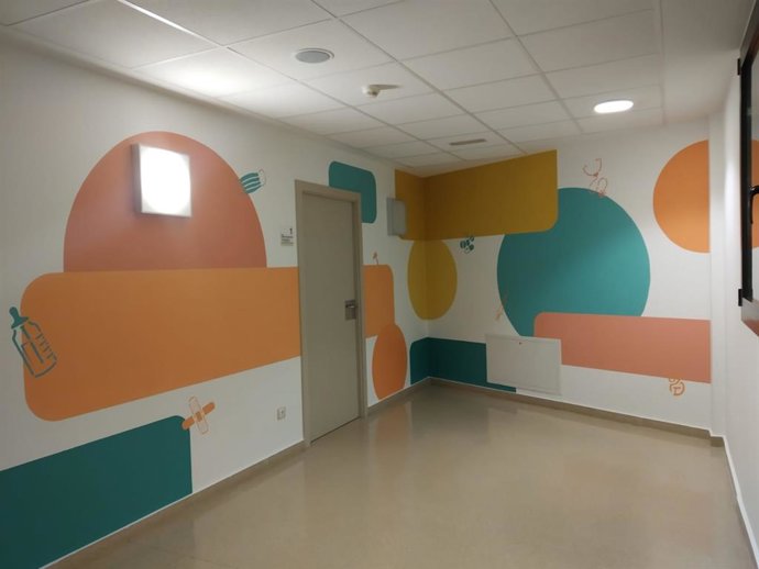 Un mural decora los pasillos del área pediátrica delconsultorio médico de Villamediana