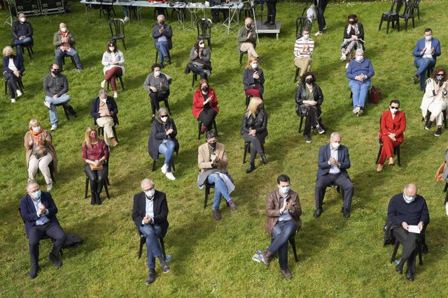 El expresidente de la Xunta de Galicia Emilio Pérez Touriño (abajo, 2i); el secretario general del PSdeG, Gonzalo Caballero (abajo, 2d), y el expresidente de la Xunta Fernando González Laxe (abajo, 1d), durante la celebración del 40 aniversario del Estatu
