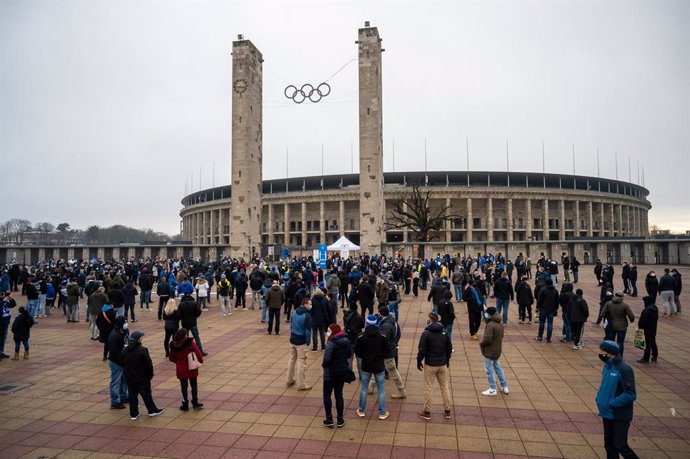 Archivo - 23 January 2021, Berlin: Fans demonstrate in front of the Olympic Stadium to demand the resignation of Hertha manager Michael Preetz and against the leadership of the club's president Werner Gegenbauer. Photo: Christophe Gateau/dpa - IMPORTANT