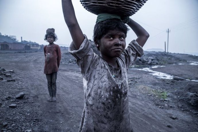Niños en galerias de carbón de India
