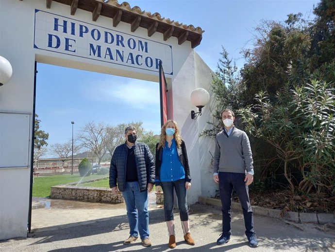 Representantes del Grupo Popular en el Consell frente al Hipódromo de Manacor.