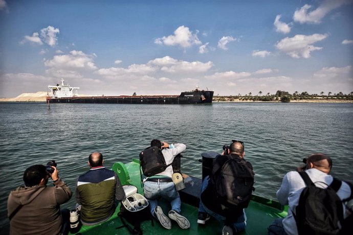 Barcos navegan por el canal de Suez tras el desencallamiento del carguero Ever Given