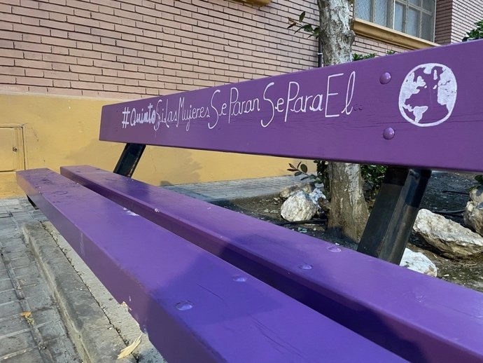 CHA Quinto condena el acto de vandalización en unos bancos municipales del entorno del polideportivo.
