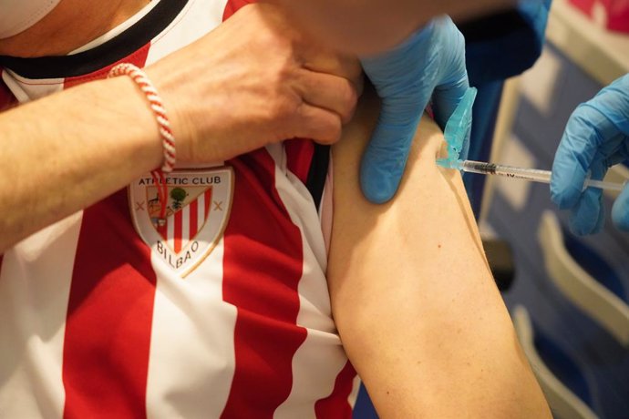 Un hombre recibe la primera dosis de la vacuna contra el COVID-19 en un dispositivo para personas menores de 65 años en el Bilbao Exhibition Center (BEC), a 3 de abril de 2021, en Barakaldo, Euskadi (España). El BEC ha comenzado a usarse este sábado com