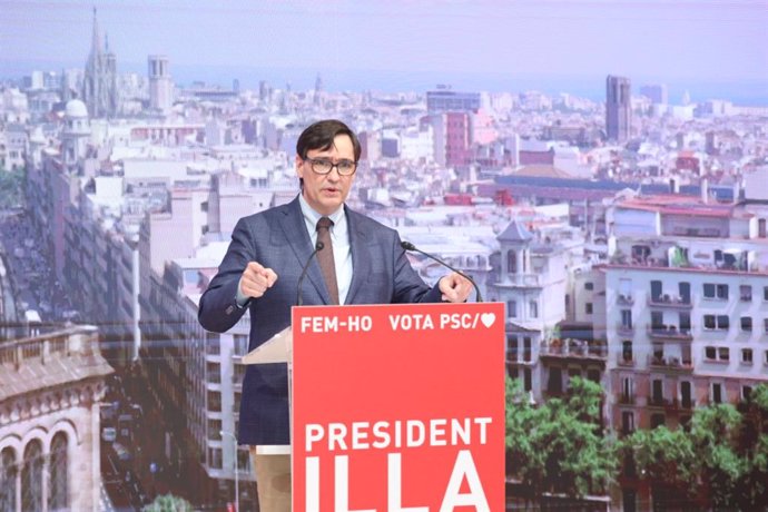 Archivo - El candidato socialista a las elecciones catalanas, Salvador Illa, durante un acto telemático de campaña.