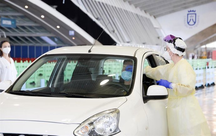 Archivo - Personal sanitario realiza una prueba PCR en un punto de cribado de covid-19 ubicado en el Recinto Ferial de Santa Cruz de Tenerife