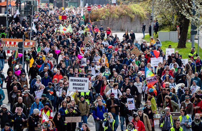 03 April 2021, Baden-Wuerttemberg, Stuttgart: Numerous people take part in a demonstration of the initiative "Querdenken" and march through the Stuttgart city center against the coronavirus restrictions imposed by the federal government. Photo: Christop