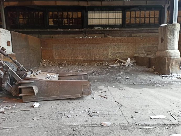 Galpones de la planta de Alu Ibérica de A Coruña vacíos.