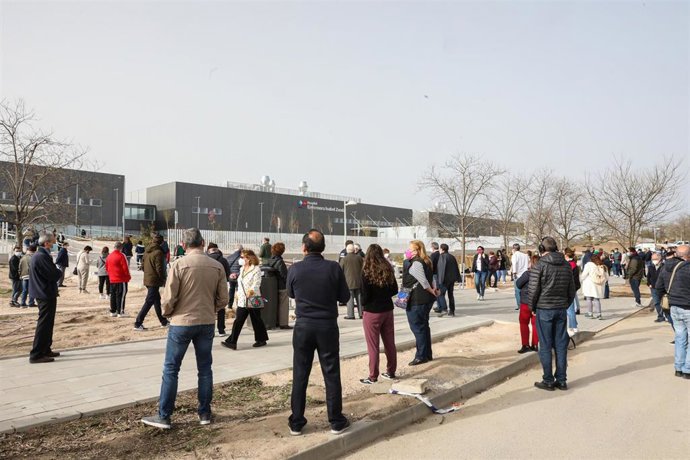 Varias personas acuden a recibir la vacuna contra el Covid-19 en el Hospital Isabel Zendal