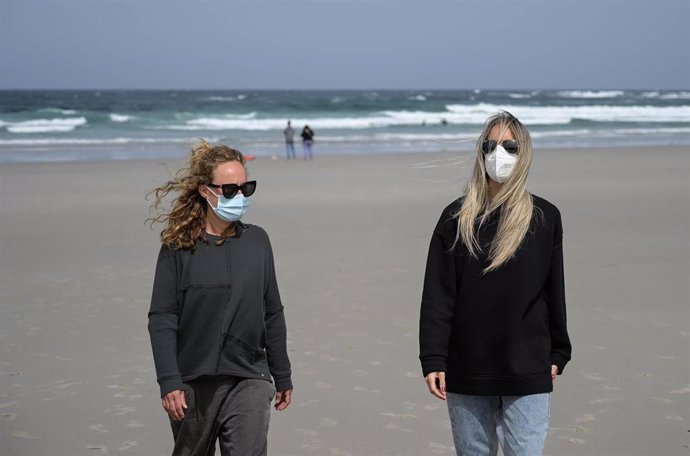 Dos mujeres llevan mascarilla en la Playa das Salseiras, a 3 de abril de 2021, en el municipio de A Laracha, A Coruña, Galicia (España). Desde el pasado miércoles es obligatorio el uso de mascarillas en cualquier espacio público, independientemente de l