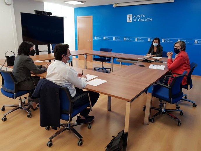 La conselleira do Mar, Rosa Quintana, analiza con palangreros de Ribeira y Marín el acuerdo entre la UE y Mauritania