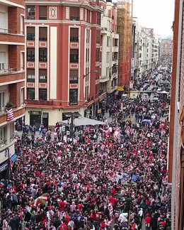 Aficionados del Athletic en la zona de Pozas en Bilbao