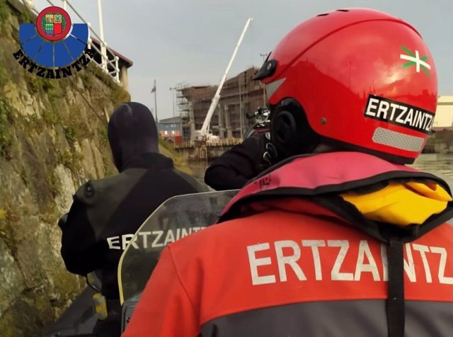 Agentes de la Ertzaintza rastreando la zona del crimen de Santurtzi en busca de pruebas.