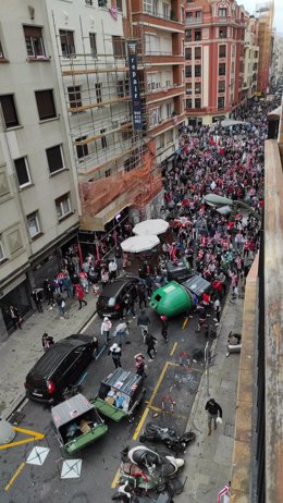 Aficionados del Athletic queman contenedores en Bilbao y la Ertzaintza interviene para disgregar a los miles de hinchas concentrados sin guardar las medidas de seguridad pese a la pandemia en Bilbao, a 3 de abril de 2021. A lo largo de la tarde se han i