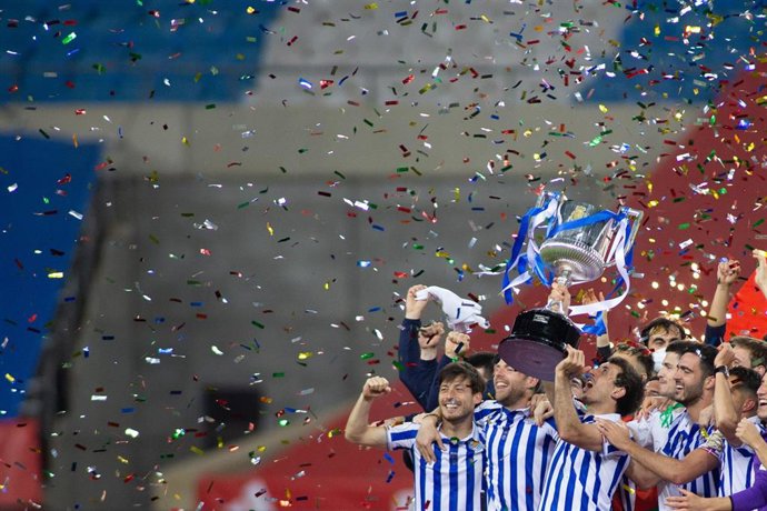 Mikel Oyarzabal of Real Sociedad and team of Real Sociedad, celebrate victory during Copa Del Rey Final match between Real Sociedad and Athletic Club at Estadio de La Cartuja on April 03, 2021 in Seville, Spain.