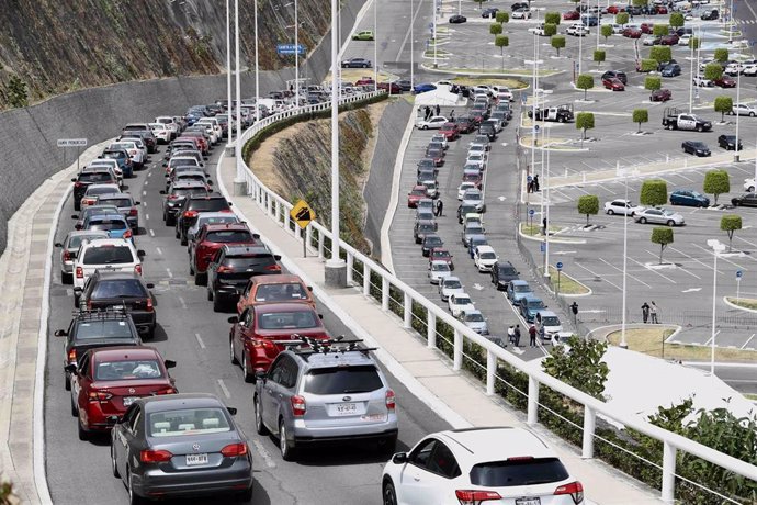 Coches en fila para recibir la vacuna contra el coronavirus en México