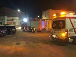 Archivo - Bomberos y sanitarios en el incendio en Badajoz.