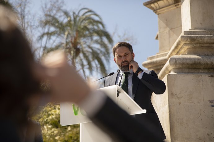 El presidente de Vox, Santiago Abascal, en la Plaza Nueva, en Sevilla, Andalucía, España, a 17 de marzo de 2021