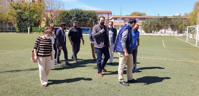 El Ayuntamiento de Sevilla pone en servicio el nuevo campo de césped artificial del Centro Deportivo Las Almenas