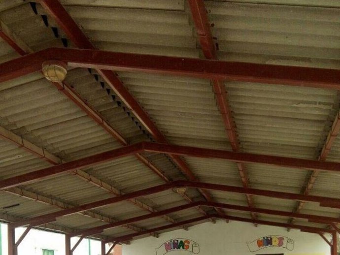 Imagen de archivo de un tejado con amianto