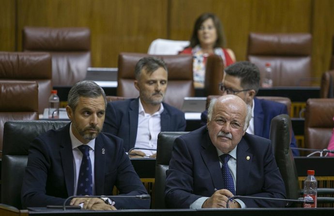 Archivo - Los consejeros de Hacienda, Juan Bravo, y de Salud, Jesús Aguirre, en una imagen de septiembre de 2019 en el Parlamento. 
