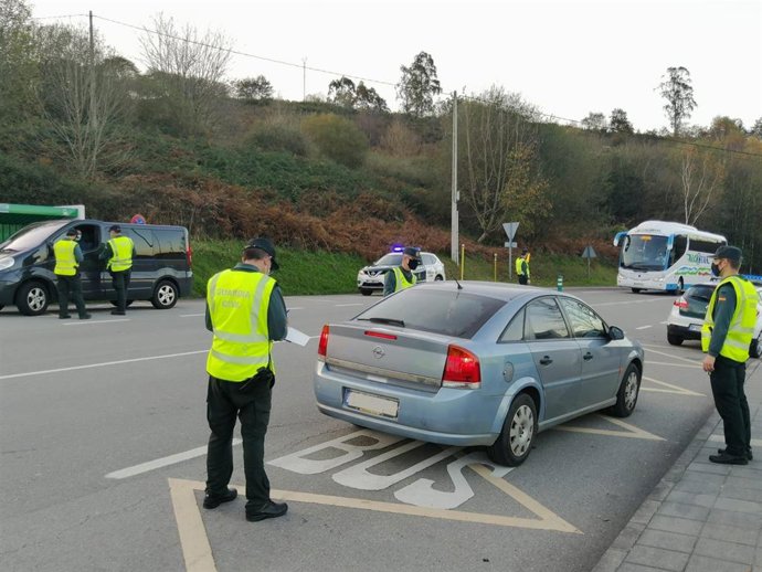 Archivo - Control de perímetro de la Guardia Civil tras las restricciones impuestas por el COVID-19