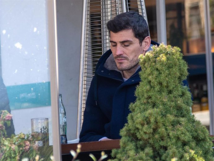 Iker Casillas toma algo junto a un amigo en una terraza, en Madrid